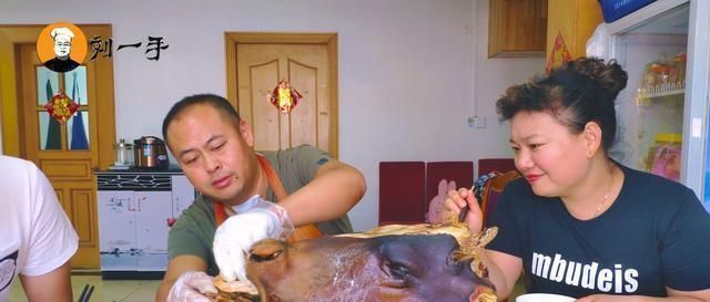 一家人|老刘花308买了一整只牛头,光卤制就花了一天,一家人吃着真过瘾