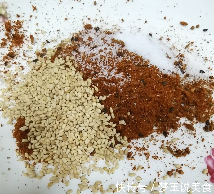 分享在家烤羊排的家常做法，很简单，焦焦嫩嫩，味道相当好！