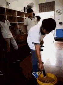 |开心一刻笑话:邻居大爷给大妈骂出门来,我在等电梯刚好撞见了