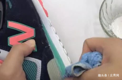 教你不用一滴水，再脏的白鞋边，两三下擦得跟新的一样，干净省力