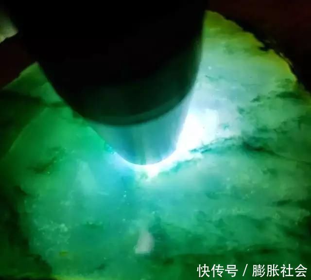 跟老缅折腾半天才买下的赌石,朋友说我没眼光,起货后感觉这钱花的值