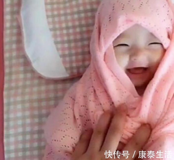 粽子|妹妹睡午觉把被子踢了,哥哥怕妹妹冷裹成“粽子”,网友:萌化了