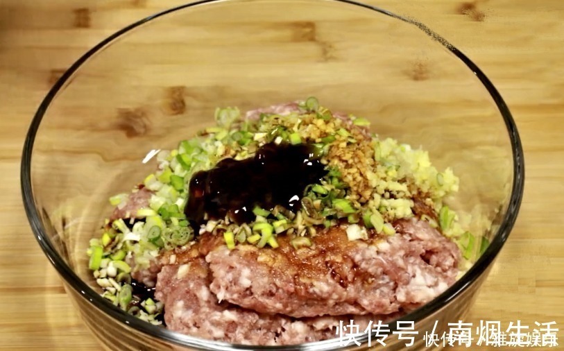 调肉馅时，加这两样是关键，我也是刚刚知道，肉馅软嫩多汁又入味