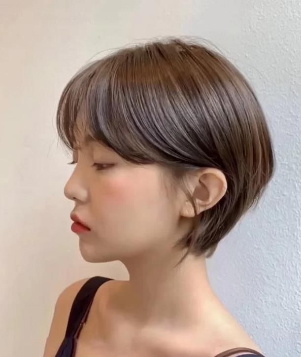 四五十岁的女人，留短不留长，试下面的造型显气质又好看