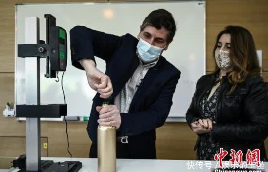 在太空“遨游”了一年 12瓶葡萄酒返回地球