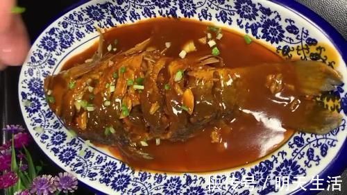 鲜美|家常版红烧鲤鱼，怎么调汤汁是重点，肉质鲜美酱香入味