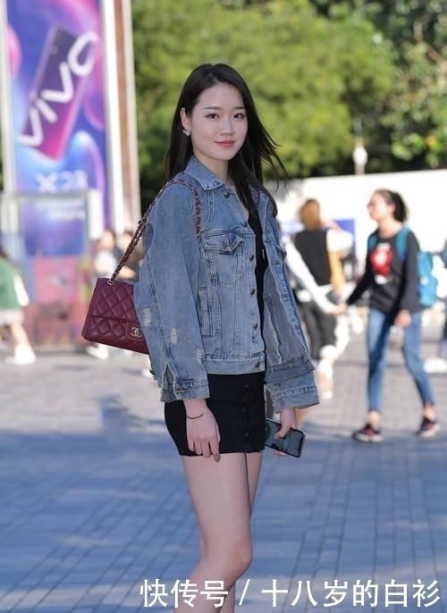 黑色连衣裙加小白鞋,搭配一件牛仔外衣,显得潇洒自若