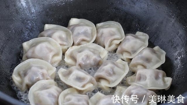 吃饺子不用水煮,加鸡蛋煎一煎,营养翻倍味道好,孩子天天点名要