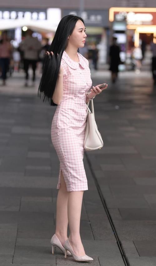 一身黑色|一身黑色吊带连衣裙和几件小饰品,气质极为高贵