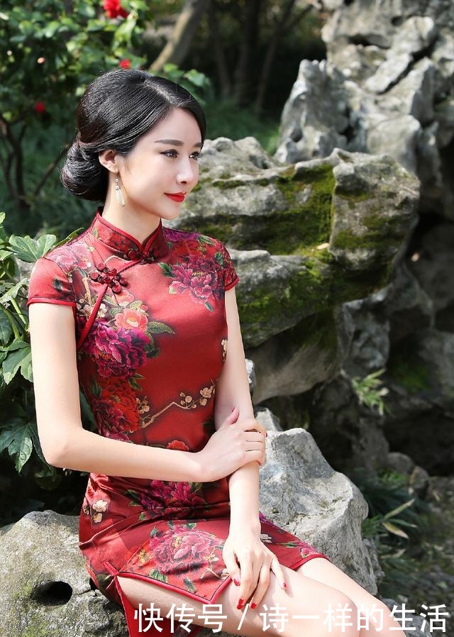  传统|30多岁的她穿中国红短款真丝旗袍裙，娇羞如出嫁新娘，太妩媚了