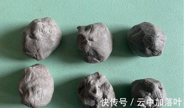 年糕|自制黑芝麻核桃芝士年糕，能拉丝又清甜，关键是一点也不腻！