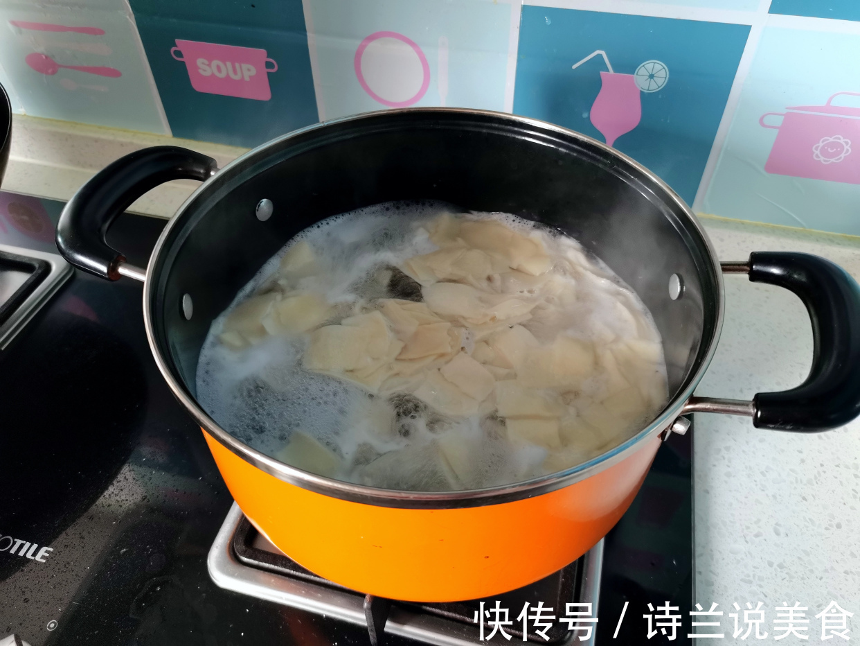 两口子的简单家常晚餐,肉香汤鲜,真的太香了,比吃大餐过瘾