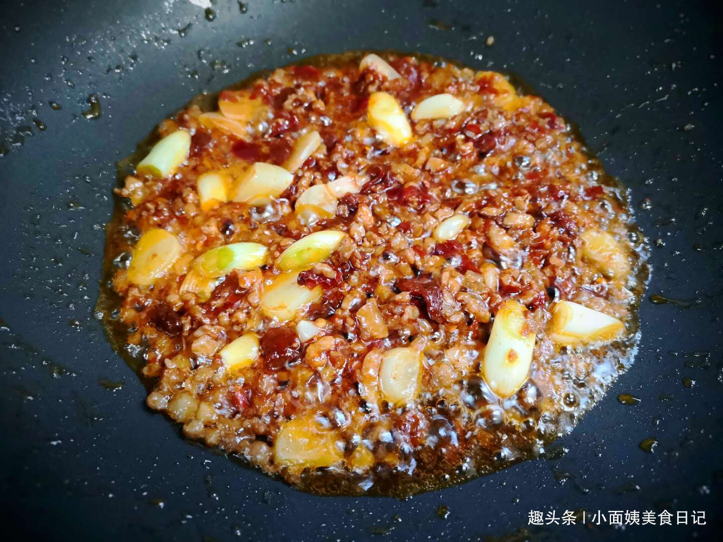 炒茄子时,先放油就大错特错了,多加一步,茄子不吸油还软嫩!