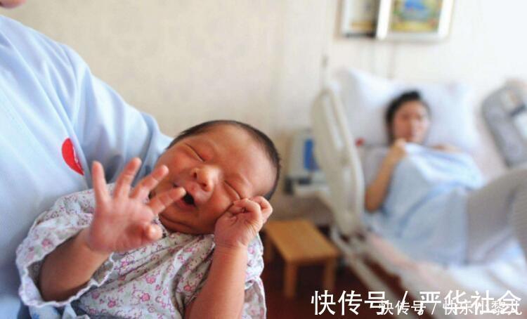 喂奶|“踩生”不是迷信,孩子出产房后,第一个抱他的人确实很重要