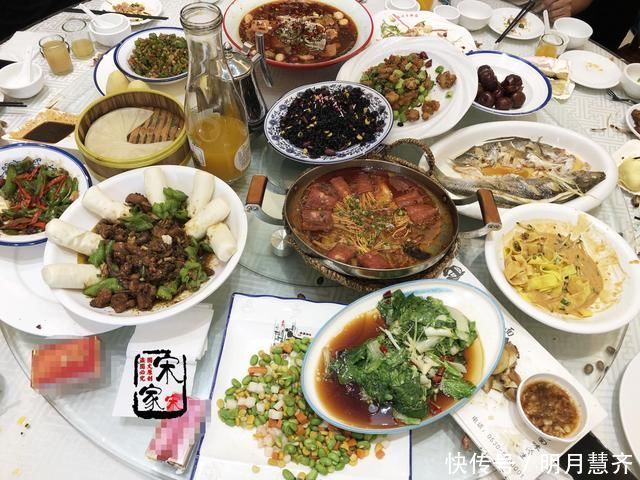 孩子3周岁宴席，880元标准上了27道菜，客人吃完竟说贵了