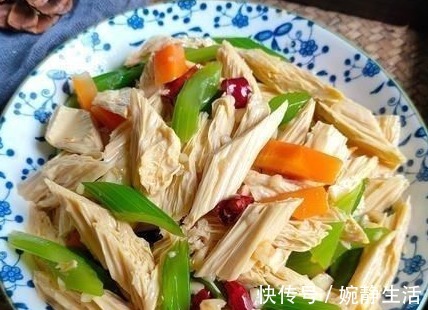 凉拌|天热多吃芹菜，教你2种凉拌吃法，比凉拌黄瓜还爽口，好吃过瘾！