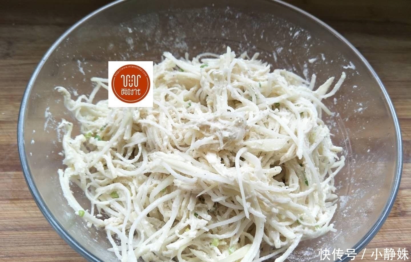 土豆不要炒着吃了,换个方法,做成一道美味早餐,大人孩抢着吃