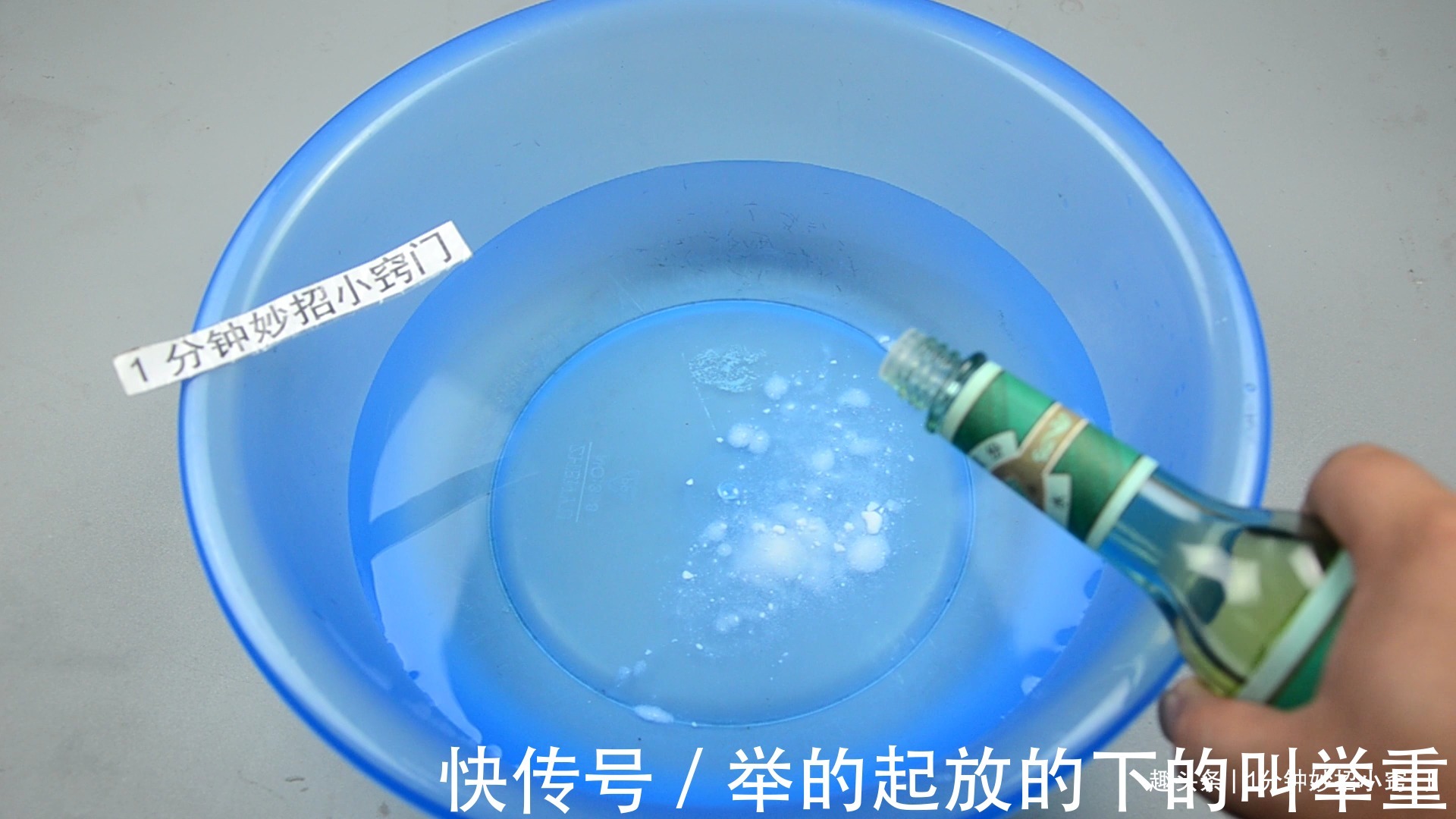 不管毛巾多脏,盆中撒一把,搓一搓立马干净如新,毛巾柔软不油腻