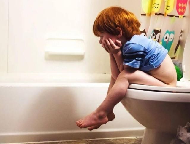 1岁多宝宝深夜尿床，被妈妈打进医院，医生：造孽啊