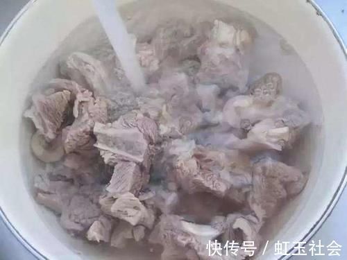 炖羊肉,香料越多越难吃,只放3样就够了,羊肉不膻,汤汁鲜美