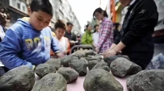 在翡翠界，有一个很好玩儿的事儿便是翡翠翡翠赌石