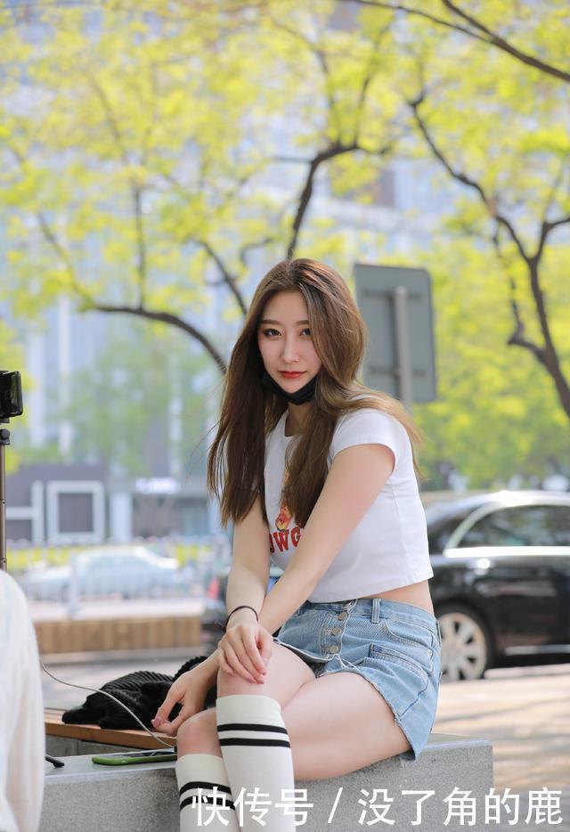 日常休闲风穿搭,气质女生偏爱修身短款T恤,穿出自己想要的美