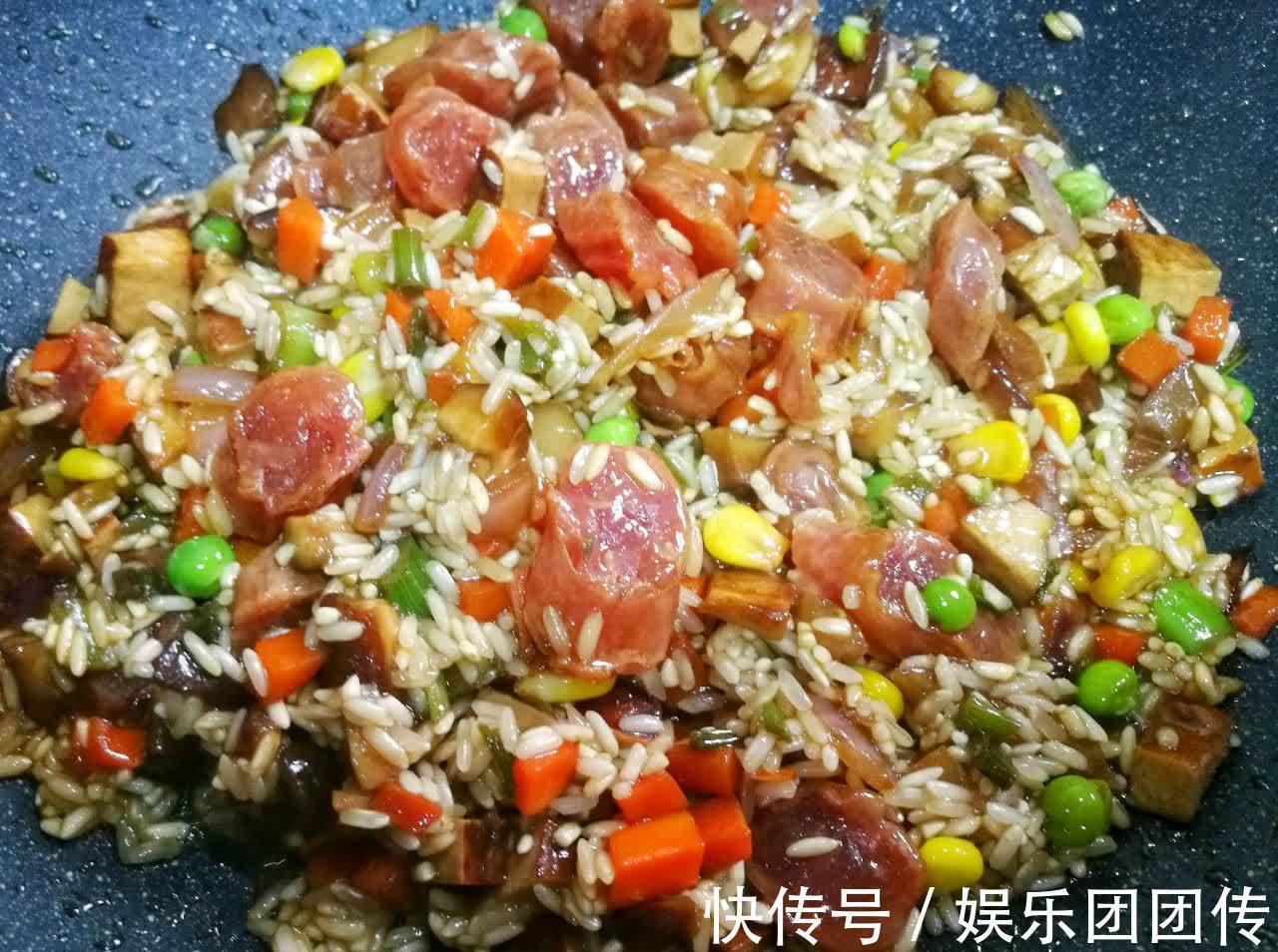 饭菜|懒人香菇香肠焖饭，做法简单，饭菜一锅出，省时又省力