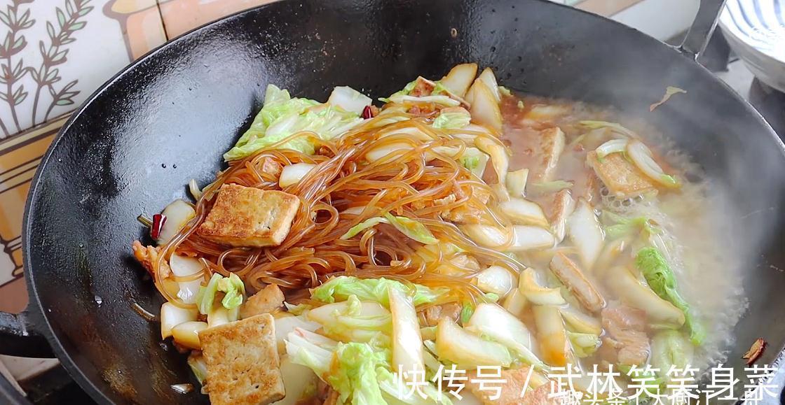 诀窍|白菜炖豆腐怎样做才好吃？原来做法有诀窍，一次炖一锅，太解馋了