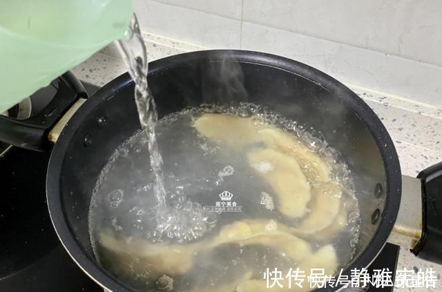 煮饺子,水开后就下锅是不对的,多做一个步骤,鲜嫩多汁还不破皮!