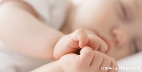 婴儿睡觉时喜欢把手伸出来很多宝妈担心会着凉但其实是好现象