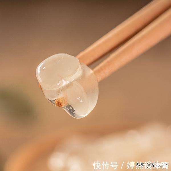 女人|女人不想老太快!建议多吃这几样,一口吃下去,满嘴都是胶原蛋白