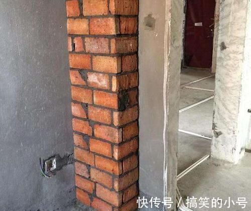 下水管|装修不要用这种淘汰的包下水管方法,工人做错了,立马让他重装