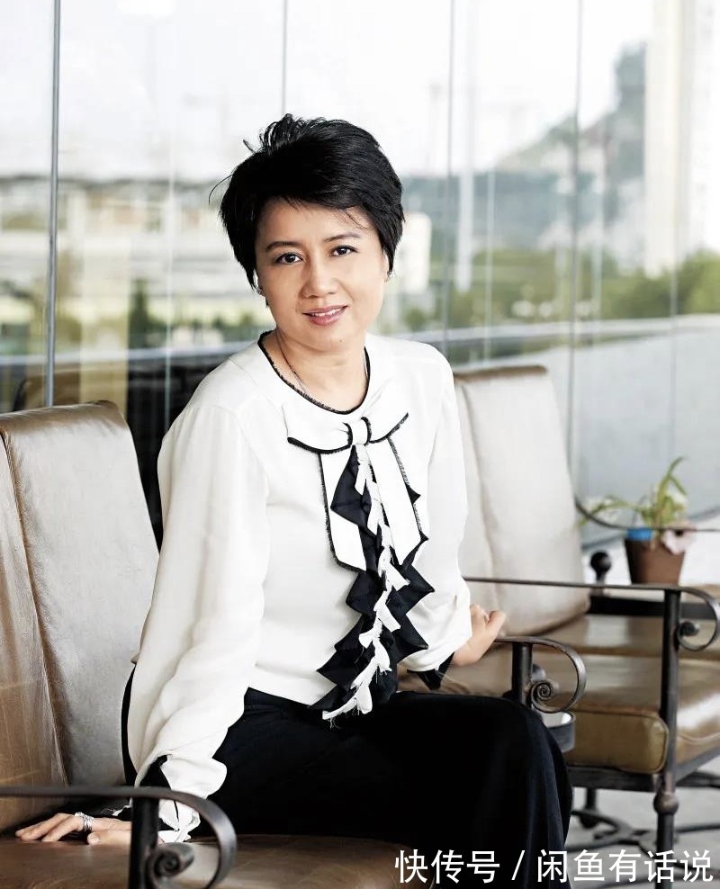 时髦|赌王四太越老越时髦,红裙叠穿红裤优雅高级,肩披皮草贵妇范十足