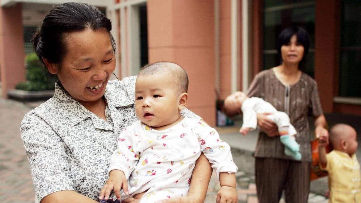 二胎|三胞胎合力打哭小姨，妈妈兴师问罪，三个宝宝立马窝里反了