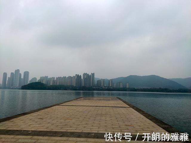 梅溪湖@《五绝·冬日游梅溪湖》逍遥碧水边,湖清树自闲