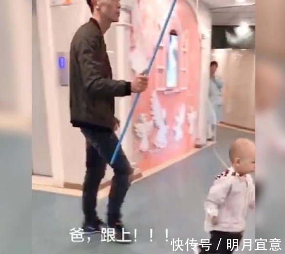 输着液|“领导小子”在医院走红，输着液也不影响他溜爸爸，网友：胡闹