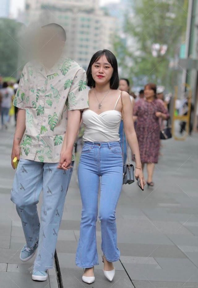 长袖|街拍：紧身粉色长袖针织衫，很是动人