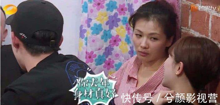 劉濤楊紫坐在墻角邊聊天,不小心曝光兩人素顏的樣子,網友蒙了