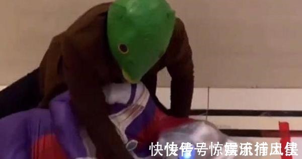 殴打|孩子看到奥特曼被打会怎么办两个孩子反应截然相反,网友神评论