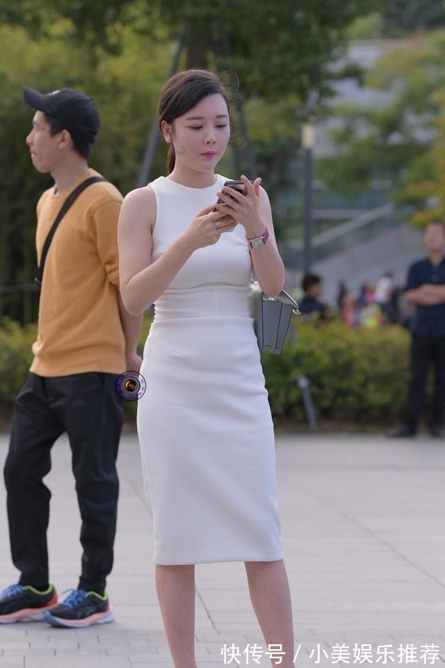 蕾丝 清新洒脱的连衣裙穿搭尽显自然的洒脱,有型有款的身姿,搭配舒适