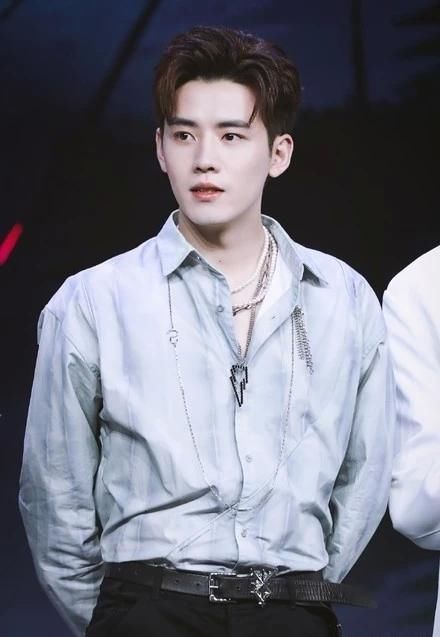 东方卫视新春潮乐会阵容出炉：R1SE全员合体成焦点，翟潇闻首合作薛之谦