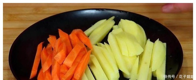 大蒜|面条别再煮着吃，教你一个新吃法，比大鱼大肉过瘾，一锅不够吃！