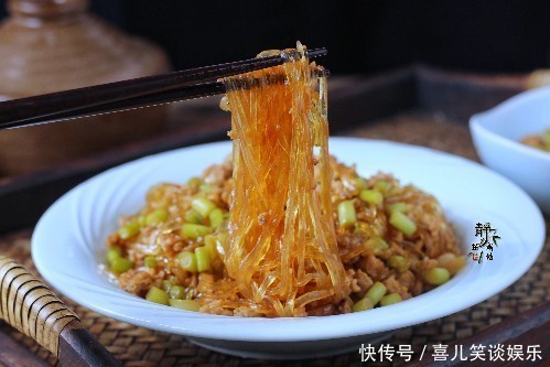  家常|下饭菜肉末炒粉条的家常做法，照着做，粉条不坨也不粘锅，倍儿香