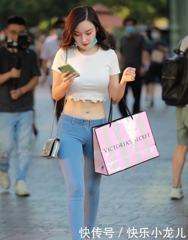 修身裤|美女自信的走路,追求者一定要排很长的队,不知道排到法国没有