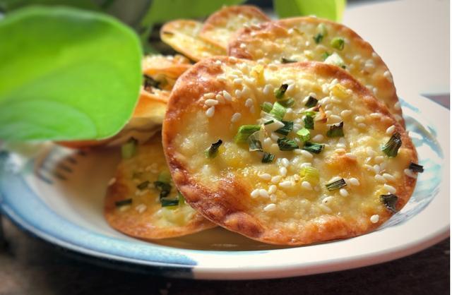 饺子皮这样做，比薯片好吃，嘎嘣脆，做一盘端上桌就被抢光