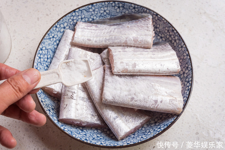 吃光|炸带鱼时,记得加点它,酥脆无腥味!上桌就吃光,全家人都喜欢