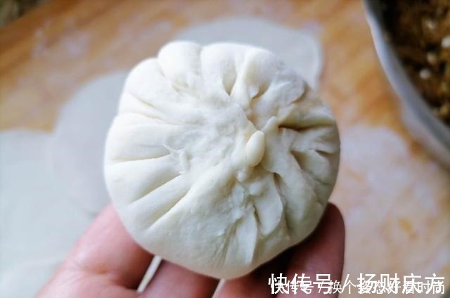 面团|教你做好吃解馋的萝卜粉条素馅饼，皮薄馅大又柔软，凉了也不硬