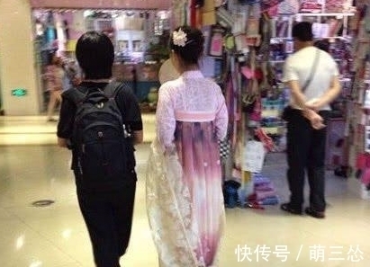 |搞笑段子趣味图片：哈哈，兄弟你这衣服还挺有个性的，不错哦