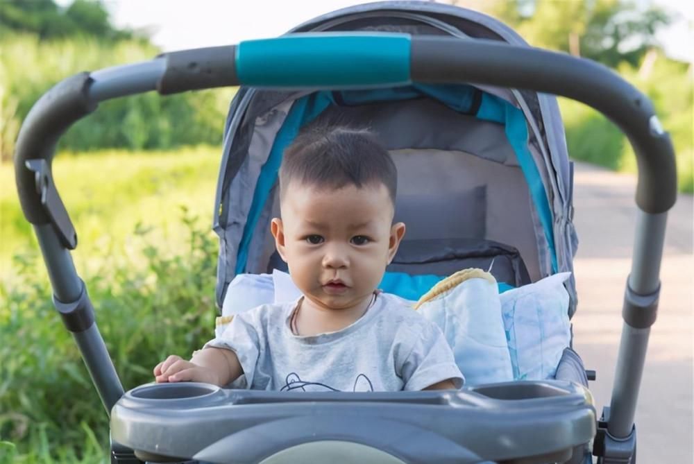 婴儿车|家长用婴儿车带宝宝外出时，这些事项要注意！