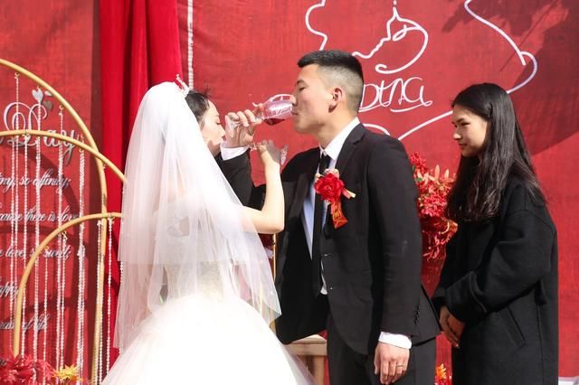 女孩出嫁，弟弟心里不舍得，在家门口拉横幅给姐夫定“规矩”